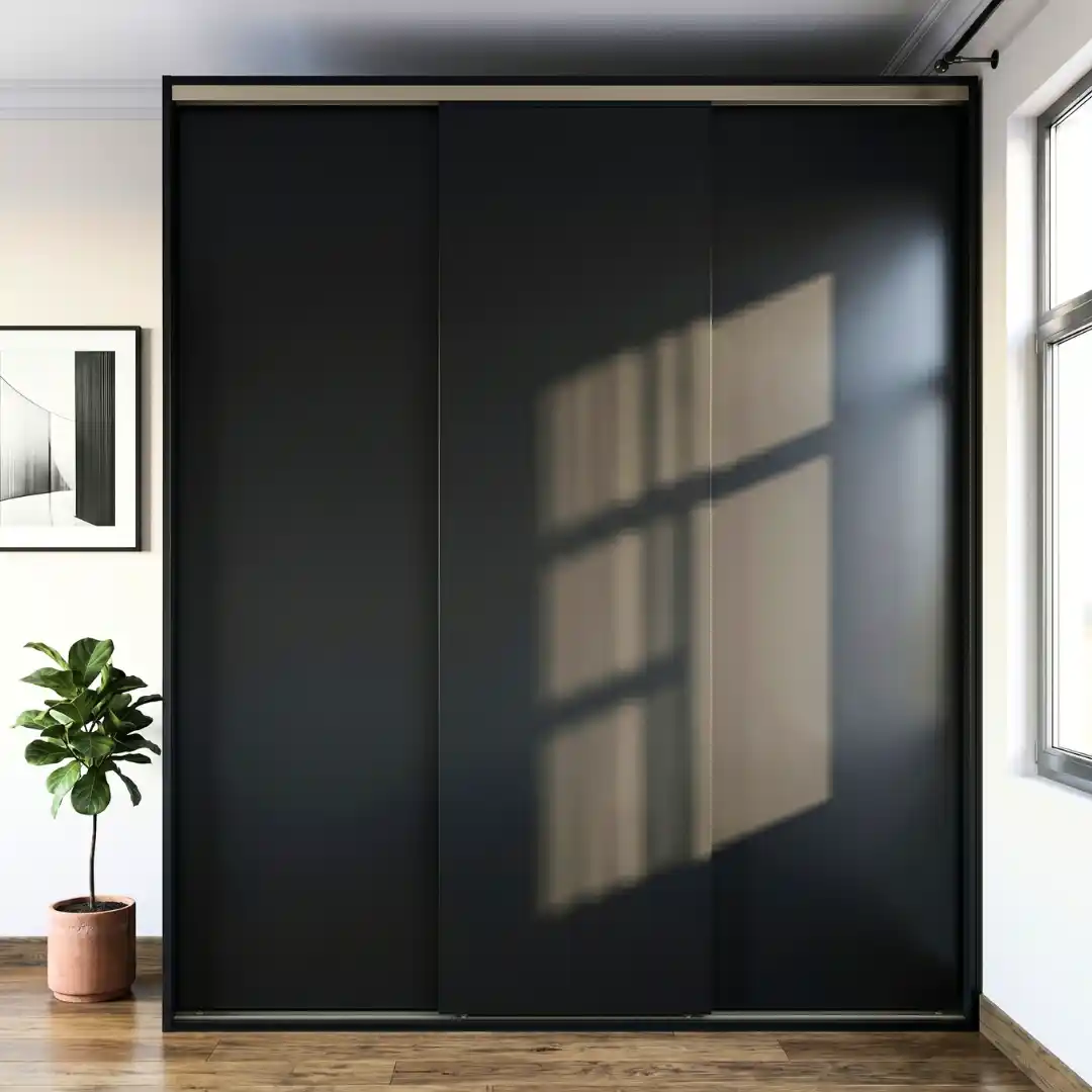 Vista interna do Guarda-Roupa Sob Medida 3 Portas de Correr Verona mostrando organização completa: gavetas, nichos para acessórios, sapateira e espaço para maleiros. Estrutura 100% MDF 18mm com interior Branco TX.