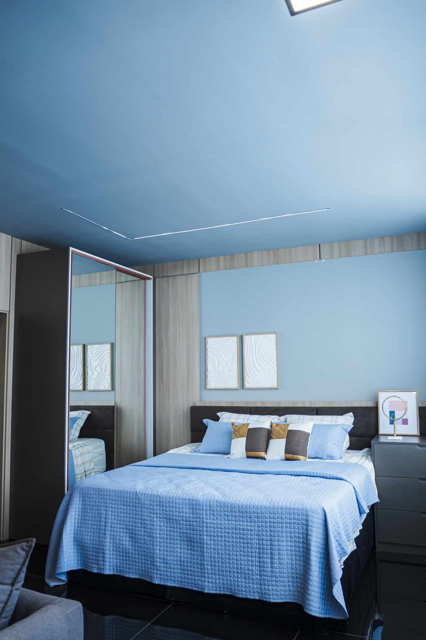 Quarto azul com guarda-roupa espelhado