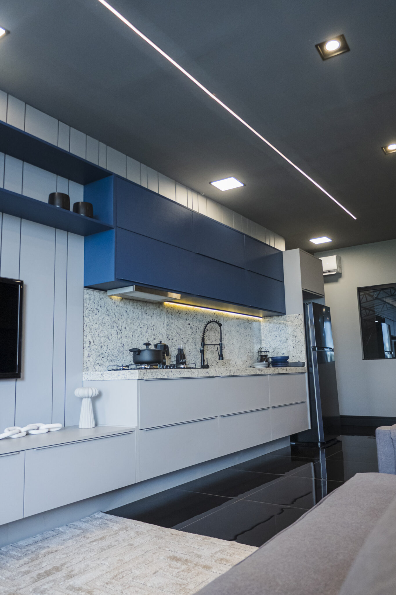 Cozinha planejada azul — showroom Meu Planejado Online, Londrina-PR